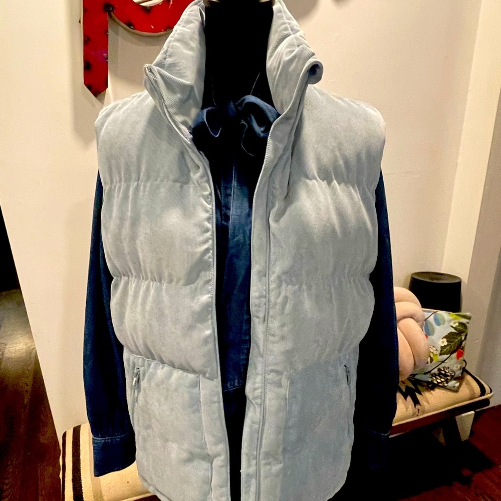 Vineyard Vines corduroy puffer vest. Size L.
